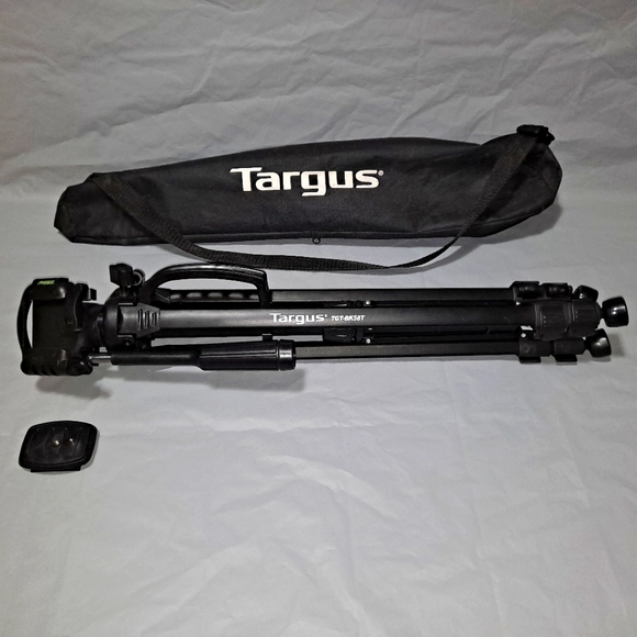Targus TGT-BK58T Camera Tripod 58" Bubble Levels w/ Carry Case & Quik/Rel. Plate - Picture 1 of 8